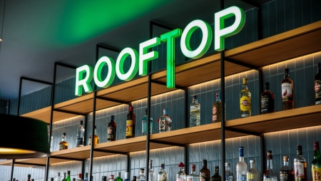 Música ao vivo, cocktails e petiscos: o rooftop do Hilton Garden Inn Évora reabre com novidades para aproveitar o bom tempo